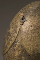 Helm met fallische appliqué, Chalcidisch, 5e-4e eeuw v.Chr. (detail)
