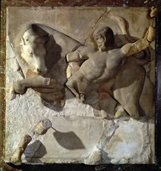 Hercules vecht met de Kretenzische stier, een van een reeks van twaalf metopen met de werken van Hercules uit de Tempel van Zeus in Olympia, vroegklassieke periode, ca. 470-457 v.Chr.