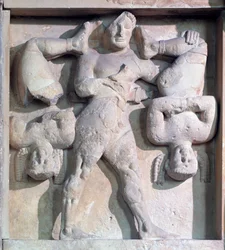 Magna Graecia: metope met Heracles met de Cercopes, stenen reliëf, 575-550 v.Chr.