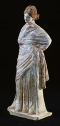 Beeldje van een vrouw met gedrapeerde kleding, van Tanagra, Boeotië