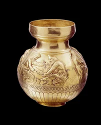 Fles met ringbasis die Scythen in verschillende activiteiten toont (goud)