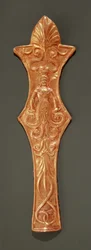Voorhoofdsplaat, plaquette met een voorstelling van een vrouw met slangenbenen