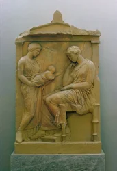 Grafstèle die een dienstmeid toont die een baby aan een zittende vrouw geeft
