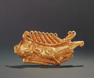 Liggende hert, versierd met figuren van gevleugelde griffioen, haas, leeuw, hond en ramskop