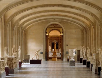 Uitzicht op de Daru-kamer van het Louvre Museum: stukken Griekse en Romeinse oudheid uit de Borghese-collectie. Parijs