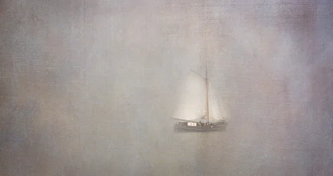 Zeilboot in de mist
