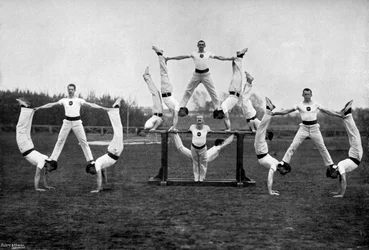 Demonstratie door het Aldershot gymnastiekpersoneel, Hampshire, 1896