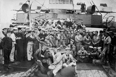 Machinekamer bemanning aan boord van HMS Majestic, 1896