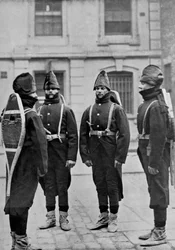Kanonniers van een batterij van de Royal Canadian Artillery uitgerust voor winterdienst, 1896