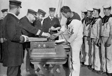 Uitbetaling aan boord van HMS Royal Sovereign, 1895