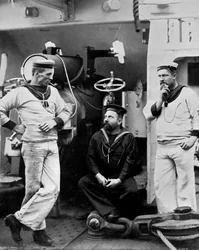 Drie onderofficieren aan boord van de kruiser HMS Theseus, 1896