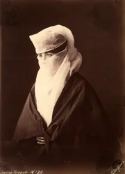 Turkse vrouw met haar gezicht bedekt door een chador