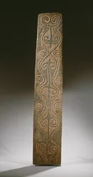Rechthoekige Nieuw-Guinea-schild, versierd met gesneden scrolls in reliëf, de achterkant met zes gesneden lussen om rotan lussen vast te houden, April River
