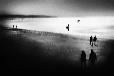 Wazige strandwandeling