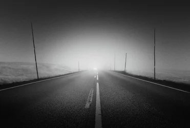 Mysterieuze mistige weg