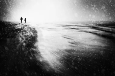 Wandelaars op het besneeuwde strand