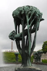 Meisje in een boom, sculptuur in het Frognerpark, Oslo, Noorwegen