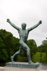 Vrolijke man sculptuur in Frogner Park, Oslo, Noorwegen