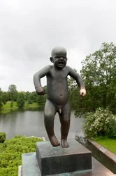 ‘Sinnatageen’, boze jongen, sculptuur in het Frognerpark, Oslo, Noorwegen