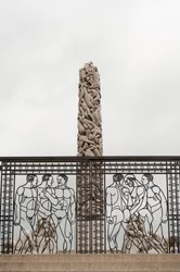 Smeedijzeren hekken "Naakte mannen" en de granieten "Volksmonoliet" in het Frognerpark, Oslo, Noorwegen