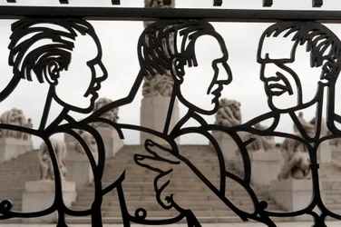 Smeedijzeren poorten van naakte mannen sculptuur in Frogner Park, Oslo, Noorwegen (ijzer)