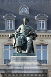 Standbeeld van Alexandre Dumas (1802-1870), Frans schrijver en auteur van De drie musketiers en De graaf van Monte Cristo (Monte Cristo), bronzen sculptuur van Gustave Doré (1832-1883). Foto, KIM Youngtae, Parijs.