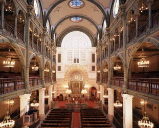Interieur van de Synagoge van Rue des Tournelles gebouwd in 1866 - 1867. Architect: Varrollier. Ingenieur: Gustave Eiffel in Parijs