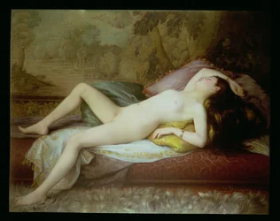 Liggend naakt op een chaise longue