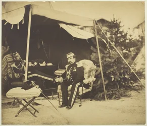Officieren zittend bij een tent, Camp de Châlons