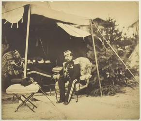 Officieren zittend bij een Tent, Kamp de Châlons, 1857