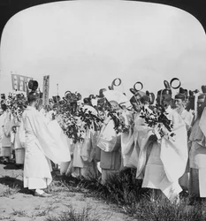 Shinto-priesters in een begrafenisstoet voor Hitachi Maru-slachtoffers, Tokio, Japan, 1905