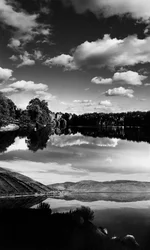 Landschap met meer (z/w foto)