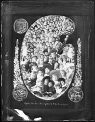 1884; Achttienhonderd juweeltjes van Brits-Columbia begroeten u!; samengestelde foto bestaande uit kinderportretten uit het voorafgaande jaar, 1885