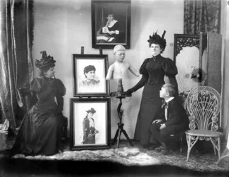 Hannah Maynard en haar kleinzoon Maynard MacDonald, die ook het standbeeld is, ca. 1895