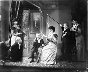 Hannah Maynard en haar kleinzoon Maynard McDonald in verschillende poses in een composietfoto, ca. 1895 (zwart-wit foto)