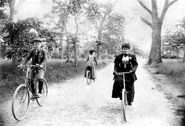 Maynard MacDonald en zijn grootmoeder, Hannah Maynard, fietsend in Beacon Hill Park, Victoria, ca. 1895