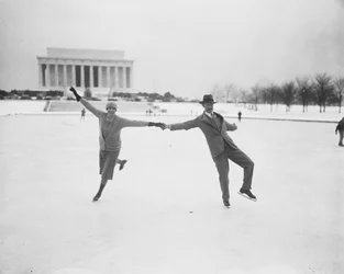 Koppel schaatsen bij Tidal Basin, Washington DC, USA, januari 1930