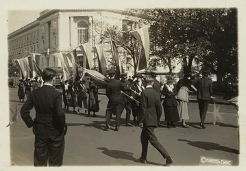 Politie neemt de spandoeken van suffragettes in beslag voordat ze de Amerikaanse Senaat bereiken