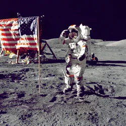 Cernan springt en groet de vlag, 1972