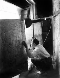 Ontdekking van het graf van farao Toetanchamon in de Vallei der Koningen (Egypte): Howard Carter kijkt door de deuren van het tweede heiligdom, 4 januari