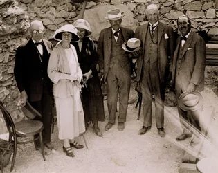 Howard Carter en een groep Europeanen naast de opgravingen van het graf van Toetanchamon, Vallei der Koningen