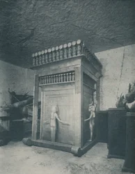 Rijkelijk gesneden Canopische schrijn glinsterend van goud, c1935