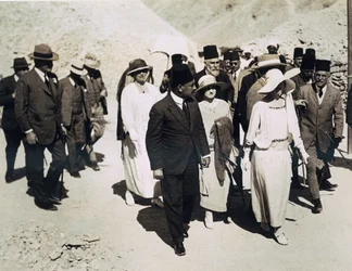 De koningin van de Belgen (midden vooraan) Lord Allenby (uiterst links) en Lady Allenby naderen de ingang van het graf van Toetanchamon, Vallei der Koningen