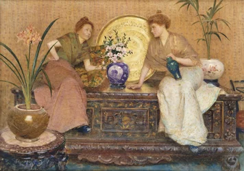 Twee dames zittend op een kist bij een Cairo-ware dienblad en een vaas met bloemen