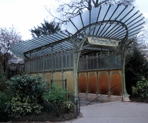 Een ingang van een metrostation ontworpen door Hector Guimard (1867-1942), Parijs. 20e eeuw