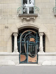 Ingangsdeur van het Castel Beranger, gebouwd tussen 1895 en 1898 in het 16e arrondissement in Parijs