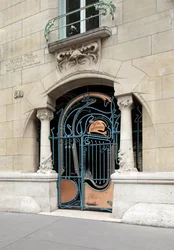 Toegangsdeur van het Castel Béranger, in art-nouveaustijl, gebouwd tussen 1895 en 1898 in het 16e arrondissement van Parijs