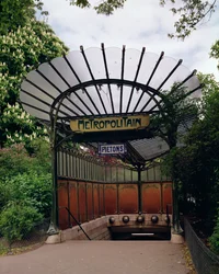 Toegang tot de Metro Porte Dauphine, ontworpen door Hector Guimard (1867-1942)