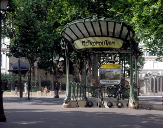 Gezicht op de metro-ingang Abbesses in Parijs