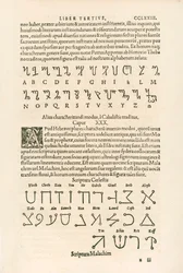 Thebaans alfabet (Honorisch alfabet of de Runen van Honorius) en Hemels alfabet (Scriptura Malachim of Engelschrift), gravure uit De occul van Heinrich Cornelius Agrippa von Nettesheim (1486-1535)